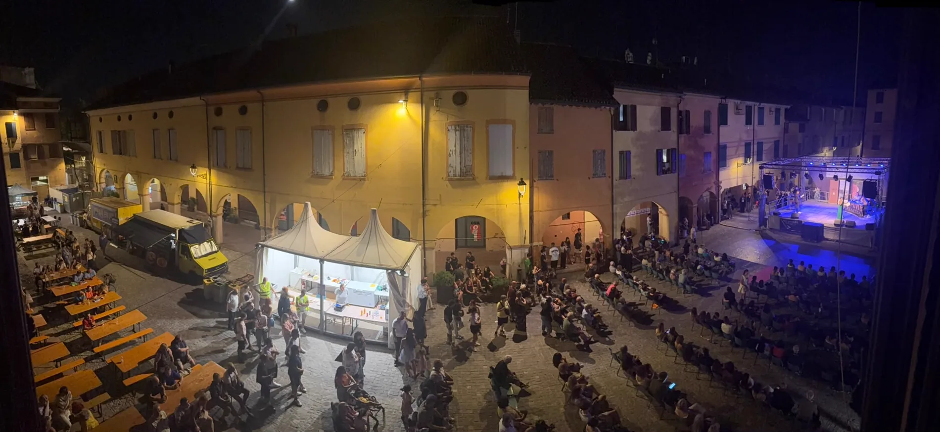 La piazza di Nonantola di sera durante un evento della Pro Loco