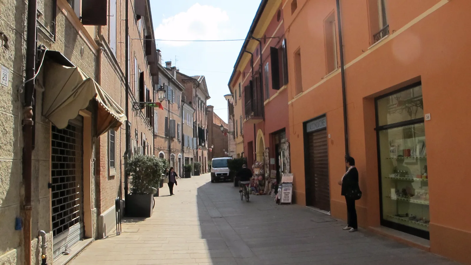 Una via del centro storico di Nonantola con negozi e portici
