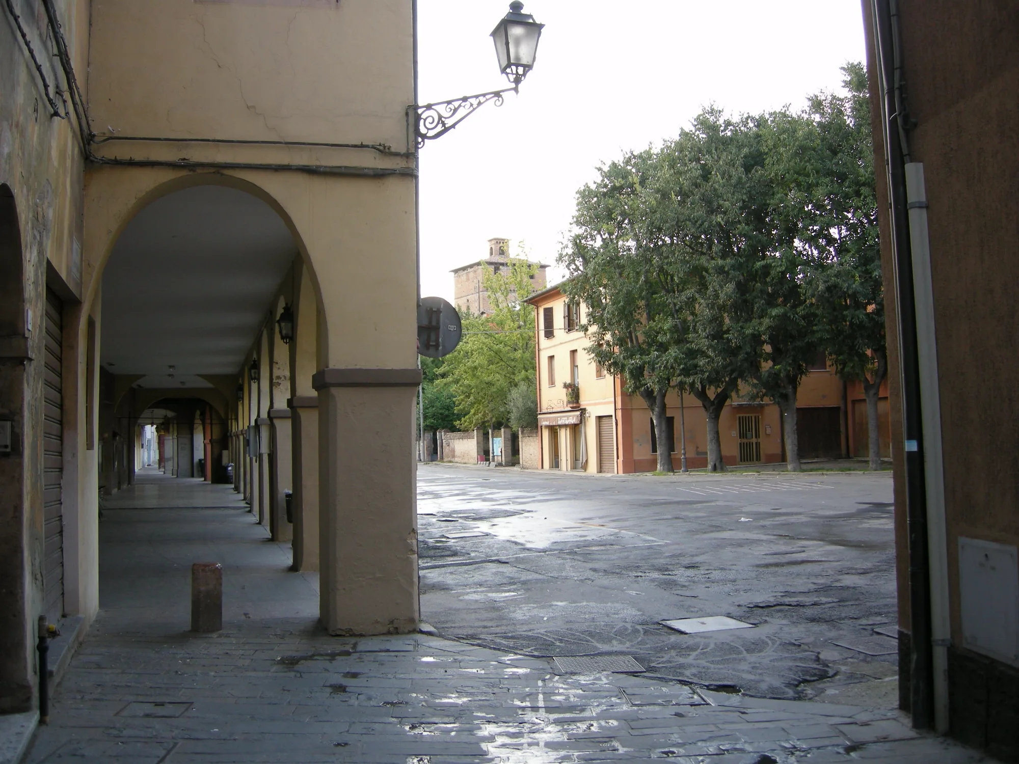 Portici del centro storico di Nonantola con la Torre dei Bolognesi sullo sfondo