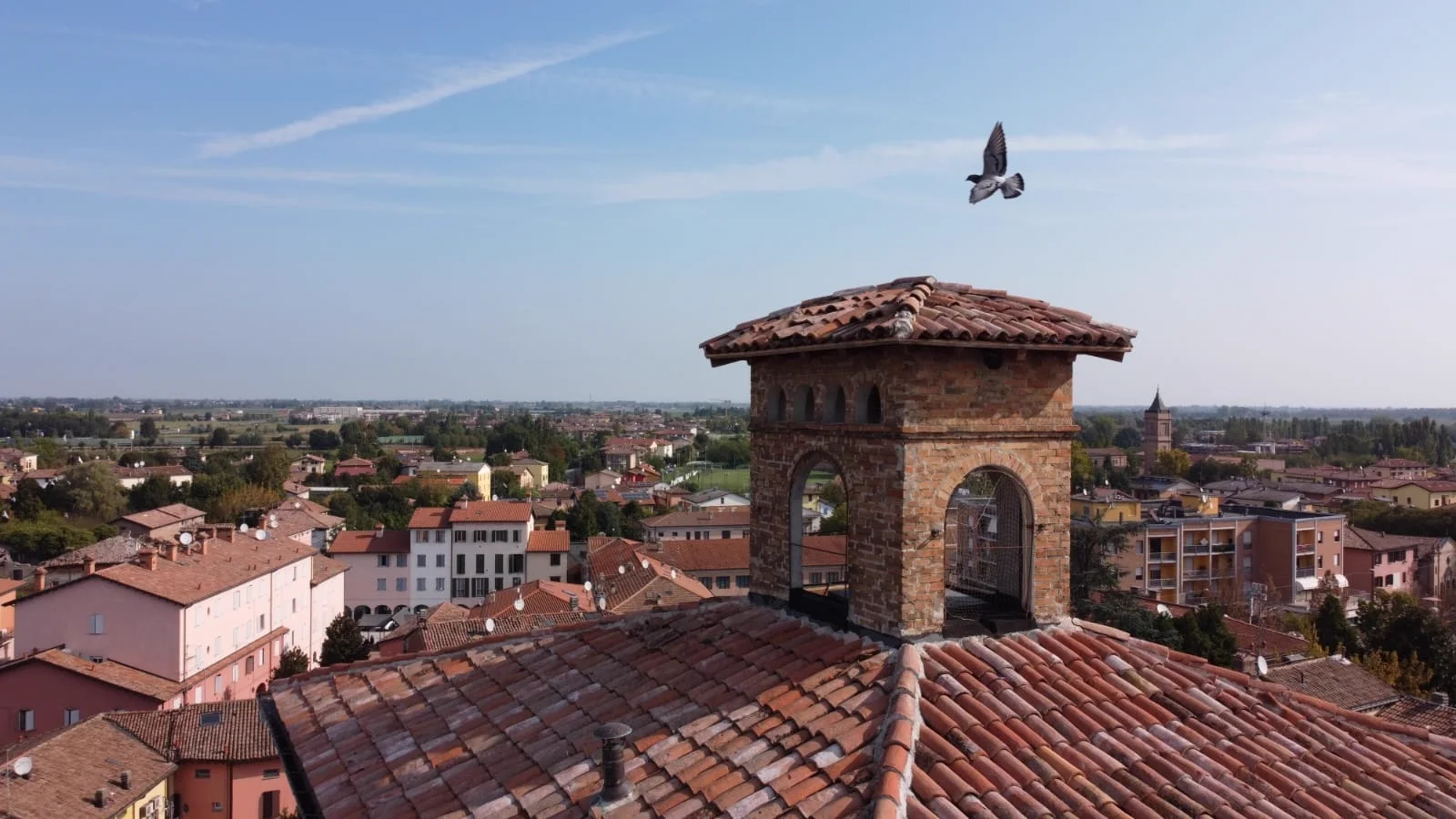 Veduta dai tetti di Nonantola con il campanile e il borgo