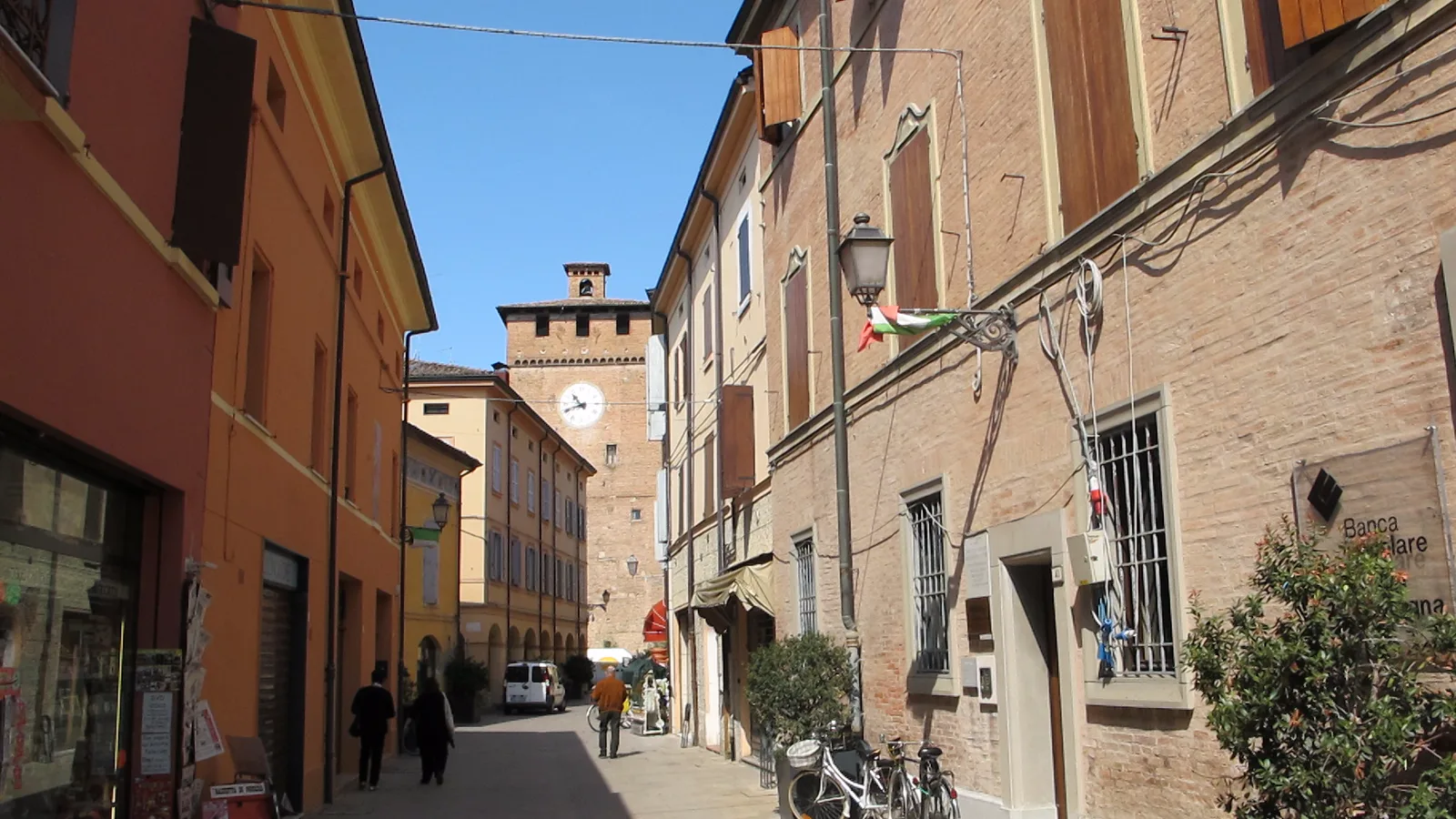 Una via del centro di Nonantola con la Torre dell'Orologio