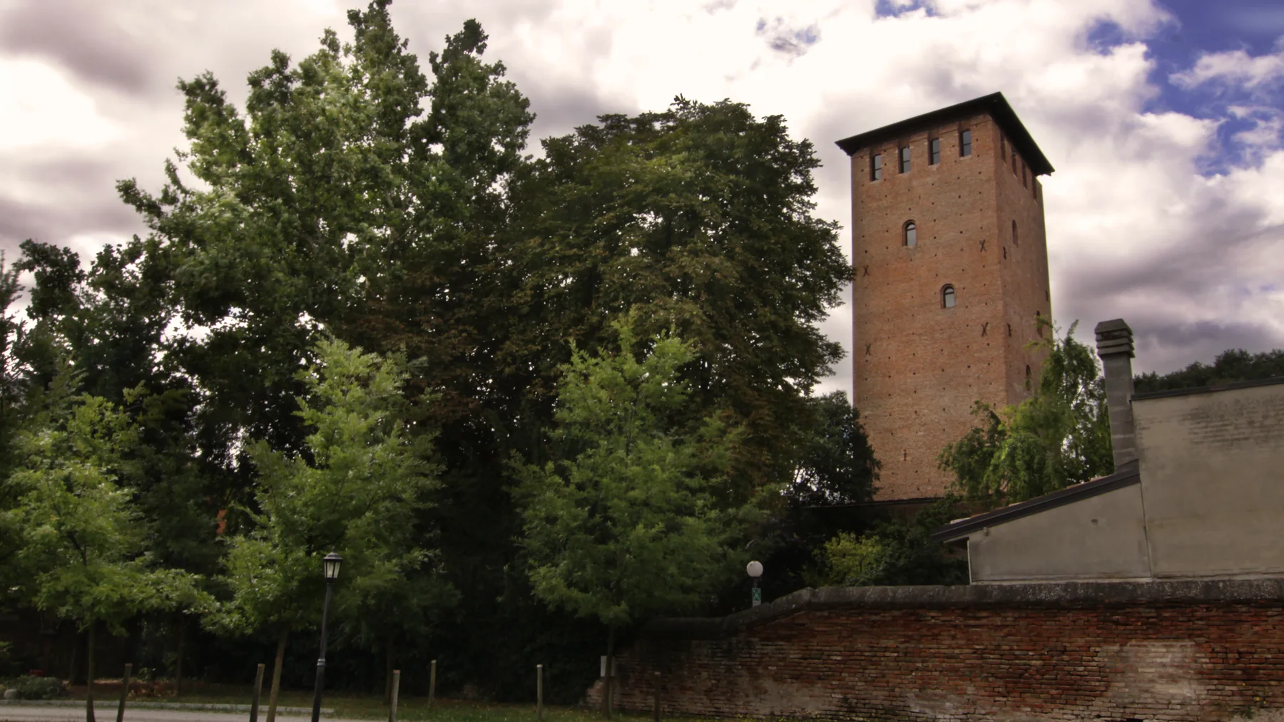 La Torre dei Bolognesi nel parco di Nonantola